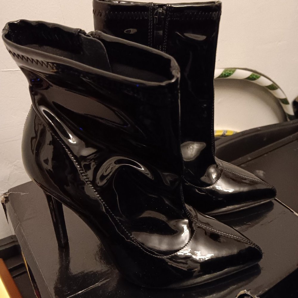Patent leather pointed toe booties (Wide)